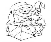 Coloriage lutin de noel qui emballe un cadeau pour decembre