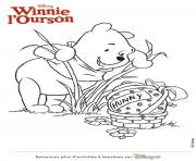 Coloriage winnie ourson trouve un gros oeuf