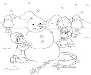 Coloriage des enfants font un bonhomme de neige sous un paysage de neiges