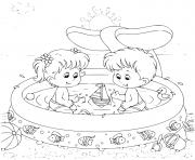 Coloriage petit garcon et petite fille dans une piscine gonflable pour enfants en vacances